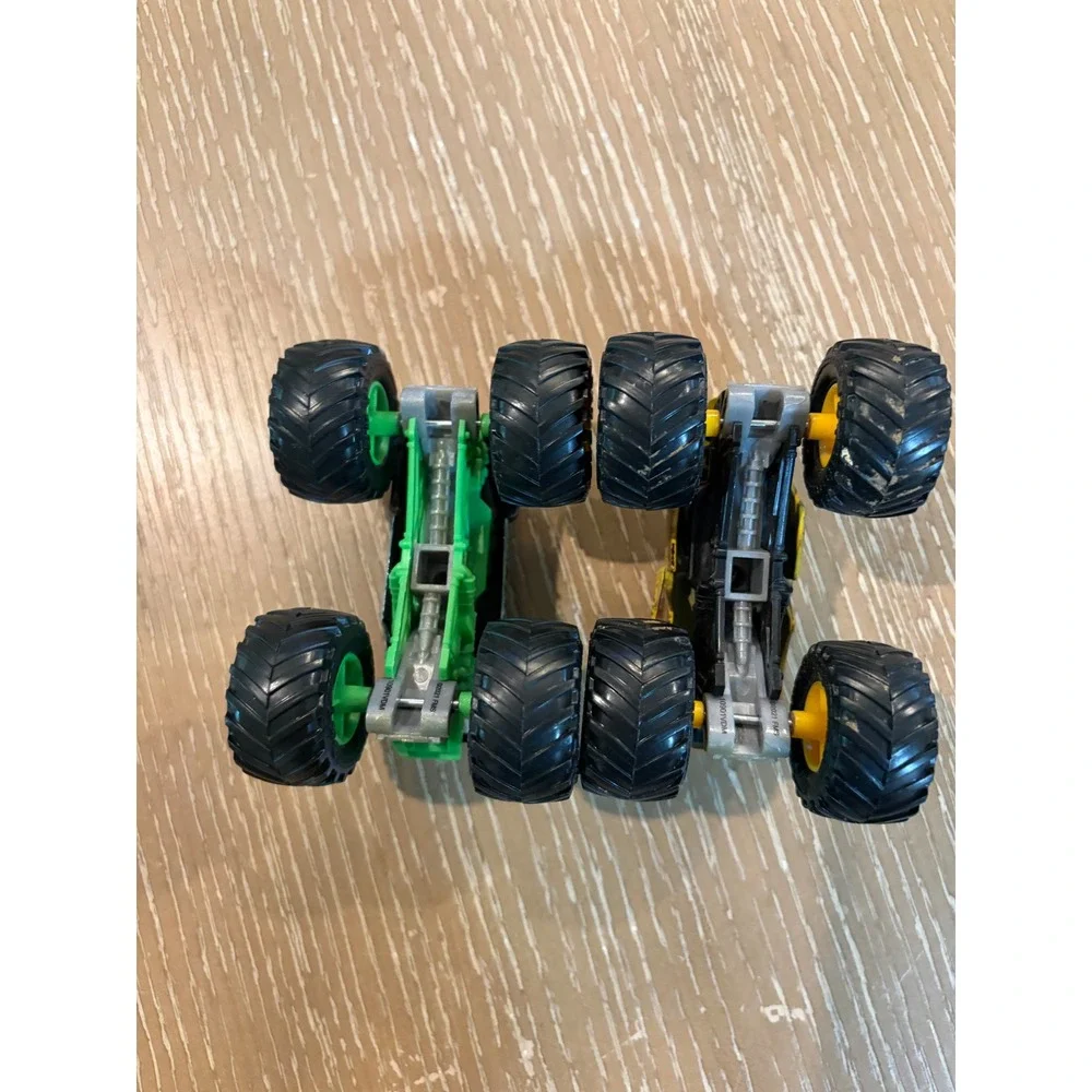 Monster Jam Grave Digger & EarthShaker 1:64 Die‎ Cast Monster Truck Lot 2